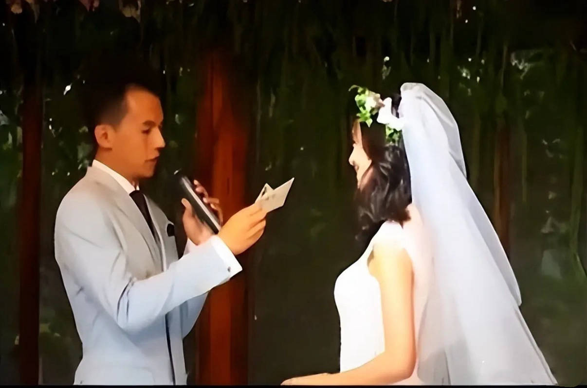 王传君夫妇当街吵架，齐溪穿吊带像胖了不少，眉头紧皱疑心情不佳