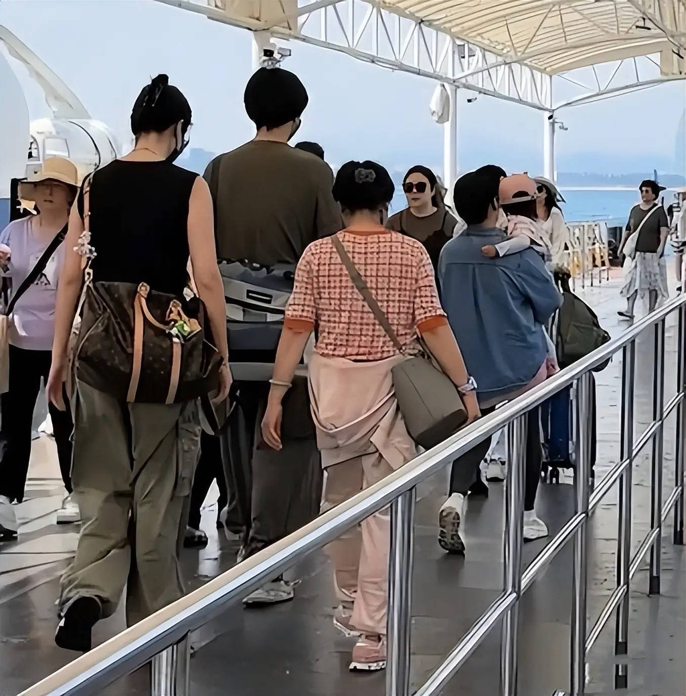 �������򸾵��ֳ��ܣ���Ϫ�����������˲��٣�üͷ���������鲻��