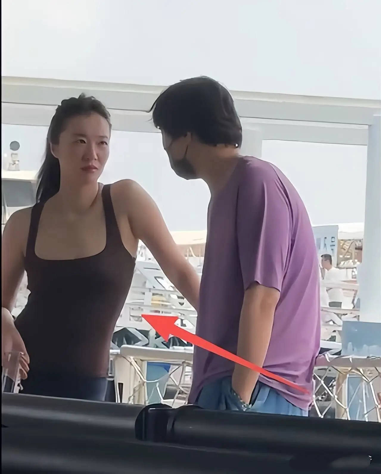 王传君夫妇当街吵架，齐溪穿吊带像胖了不少，眉头紧皱疑心情不佳