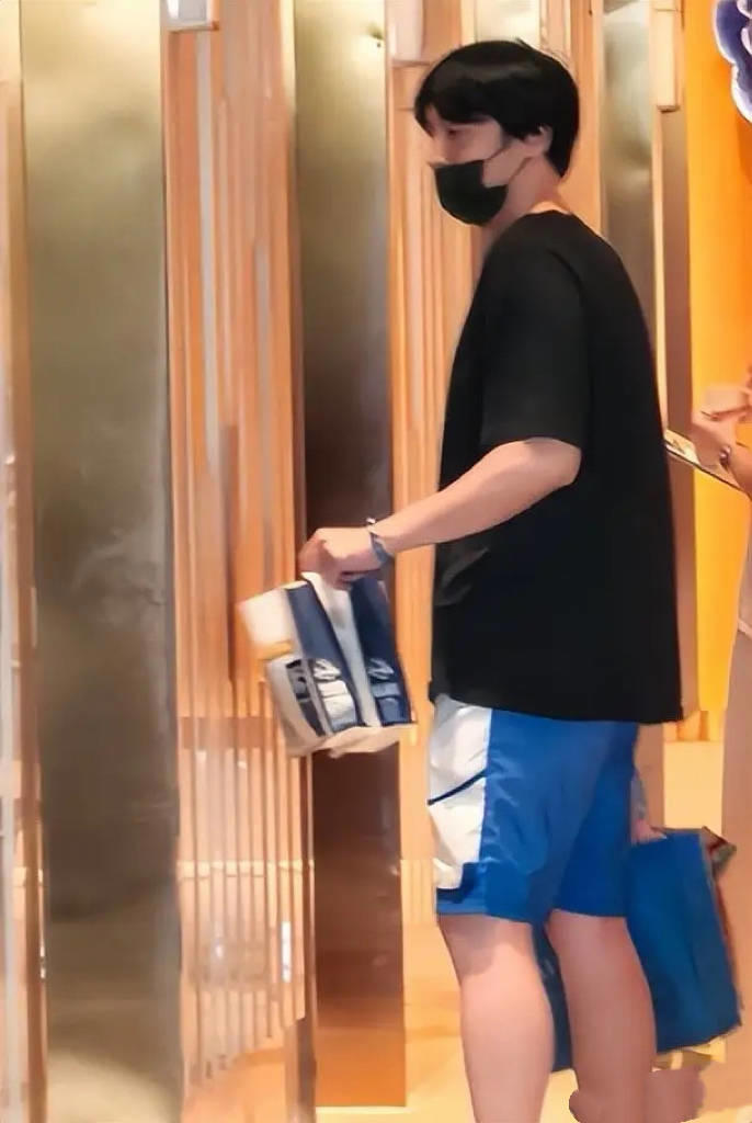 王传君夫妇当街吵架，齐溪穿吊带像胖了不少，眉头紧皱疑心情不佳