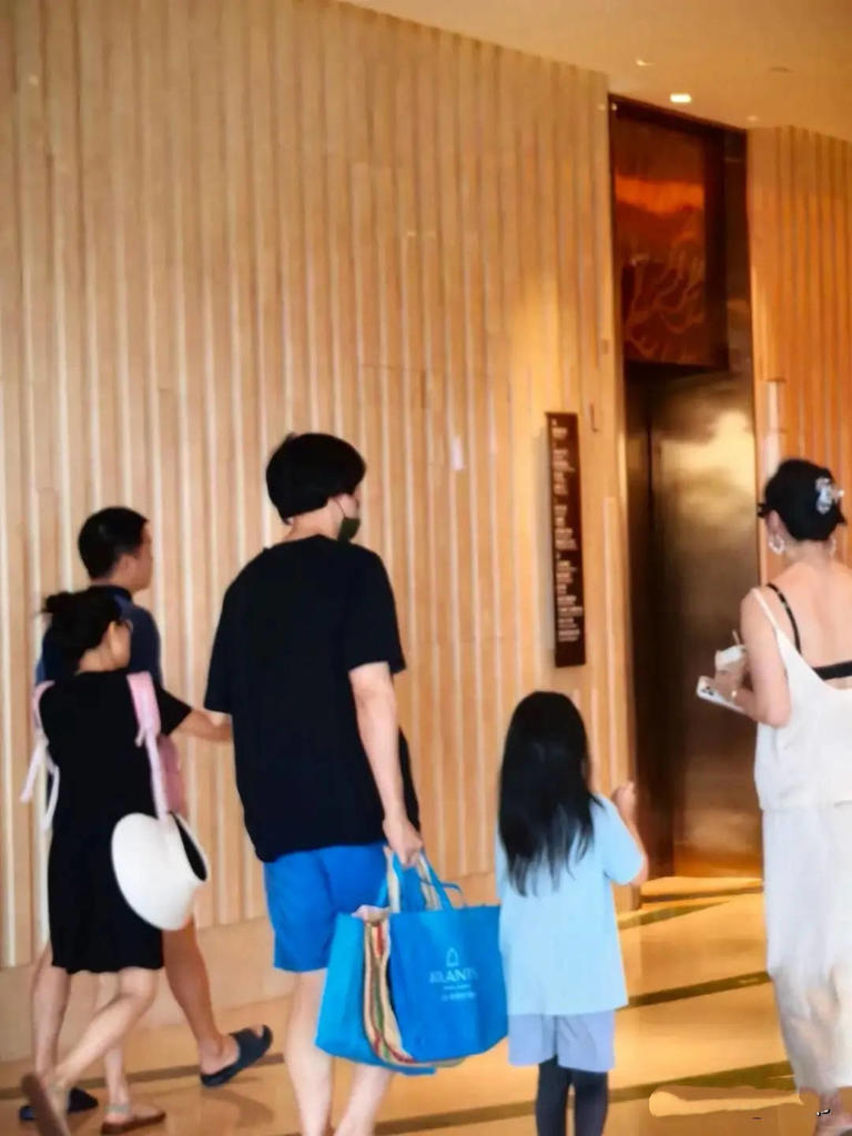 王传君夫妇当街吵架，齐溪穿吊带像胖了不少，眉头紧皱疑心情不佳