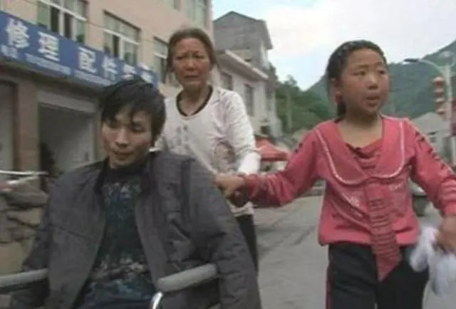 《变形计》12年后，那个被骂“公主病”的农村女孩，终于说出真相：富人游戏，穷人真的玩不起