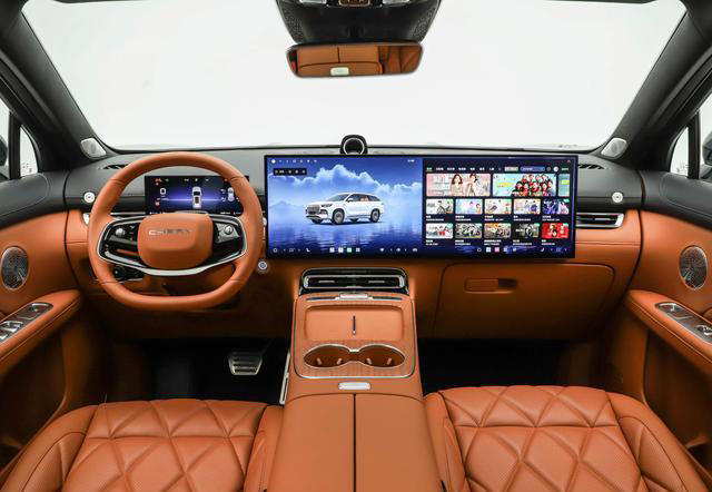 国产SUV之光，轴距2820mm，5座／7座布局，标配2.0T四缸+8AT变速箱