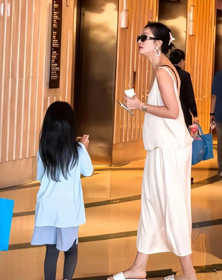 王传君夫妇当街吵架，齐溪穿吊带像胖了不少，眉头紧皱疑心情不佳