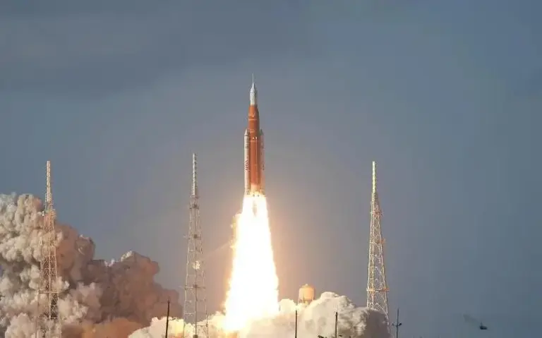 美50多年来首次载人飞向月球，升空51分钟，宇航员一度与地面失联