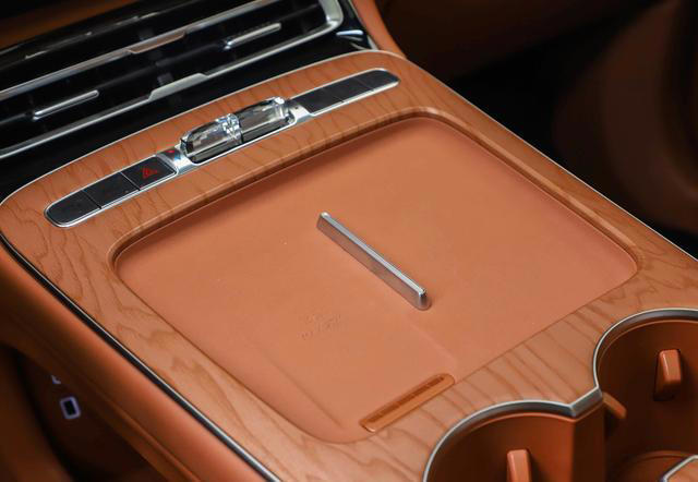 国产SUV之光，轴距2820mm，5座／7座布局，标配2.0T四缸+8AT变速箱