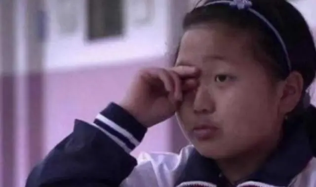 《变形计》12年后，那个被骂“公主病”的农村女孩，终于说出真相：富人游戏，穷人真的玩不起