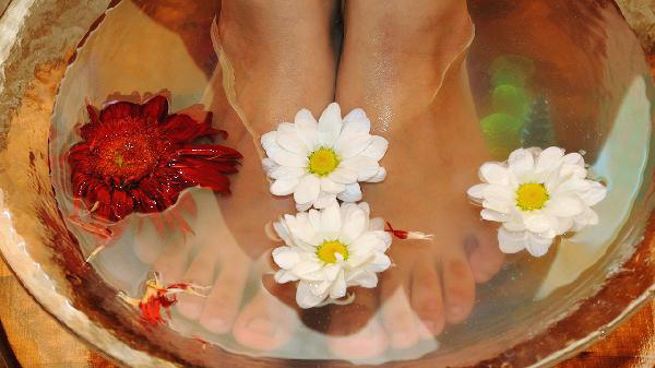  一大妈喜欢睡前泡脚，不久脑梗去世，医生怒斥：太无知了 