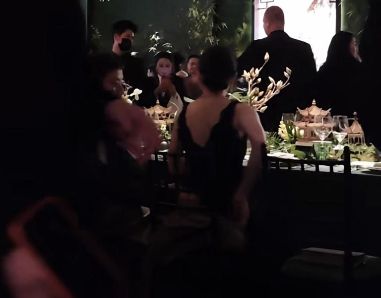 迪丽热巴与新经纪人同框！两人活动坐在一起，郝阿三眼里太有活了