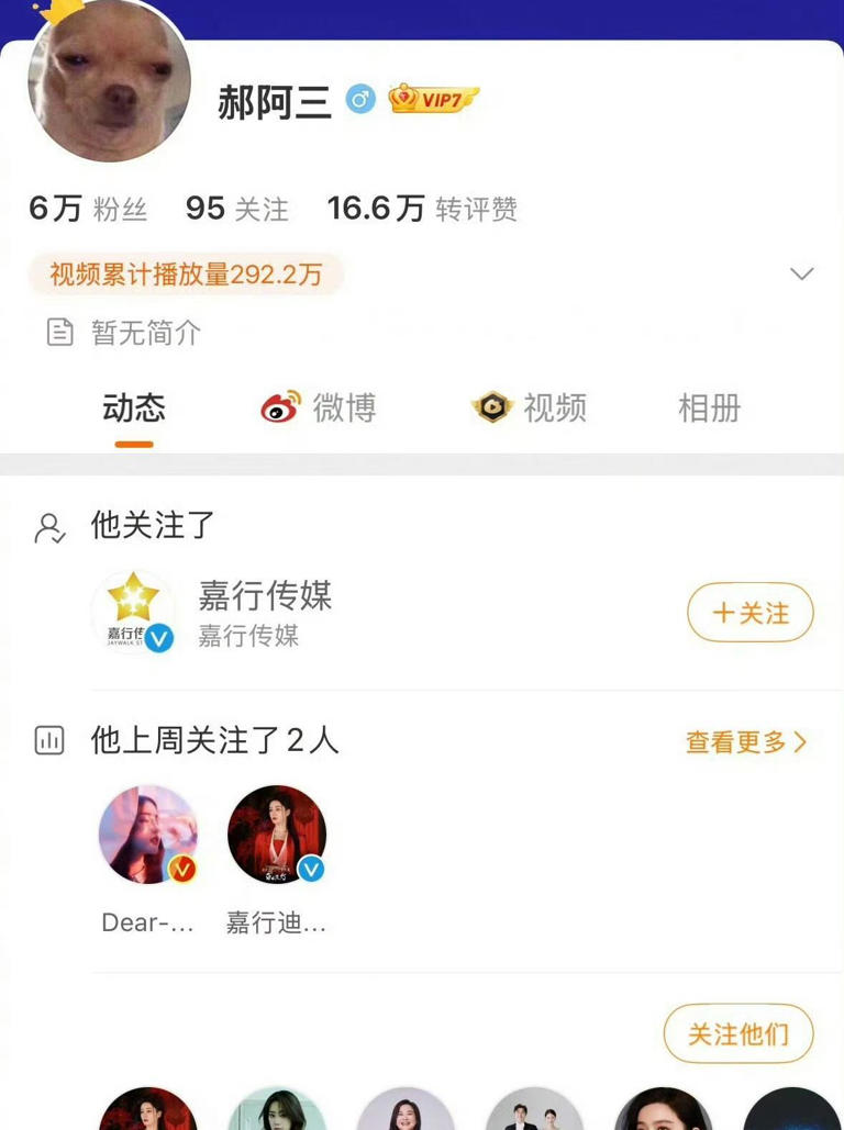 迪丽热巴与新经纪人同框！两人活动坐在一起，郝阿三眼里太有活了