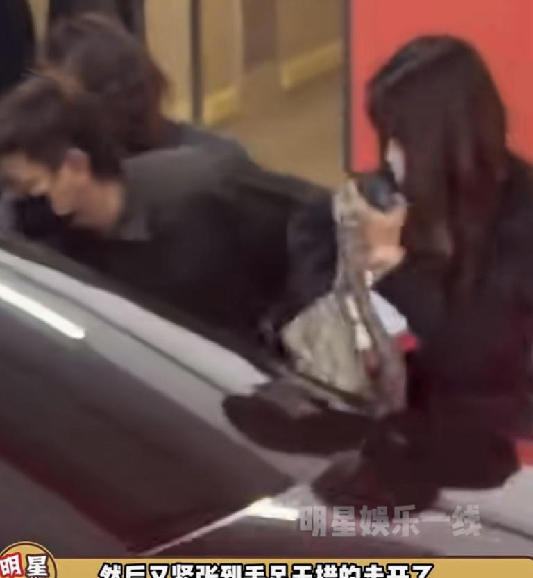 迪丽热巴与新经纪人同框！两人活动坐在一起，郝阿三眼里太有活了