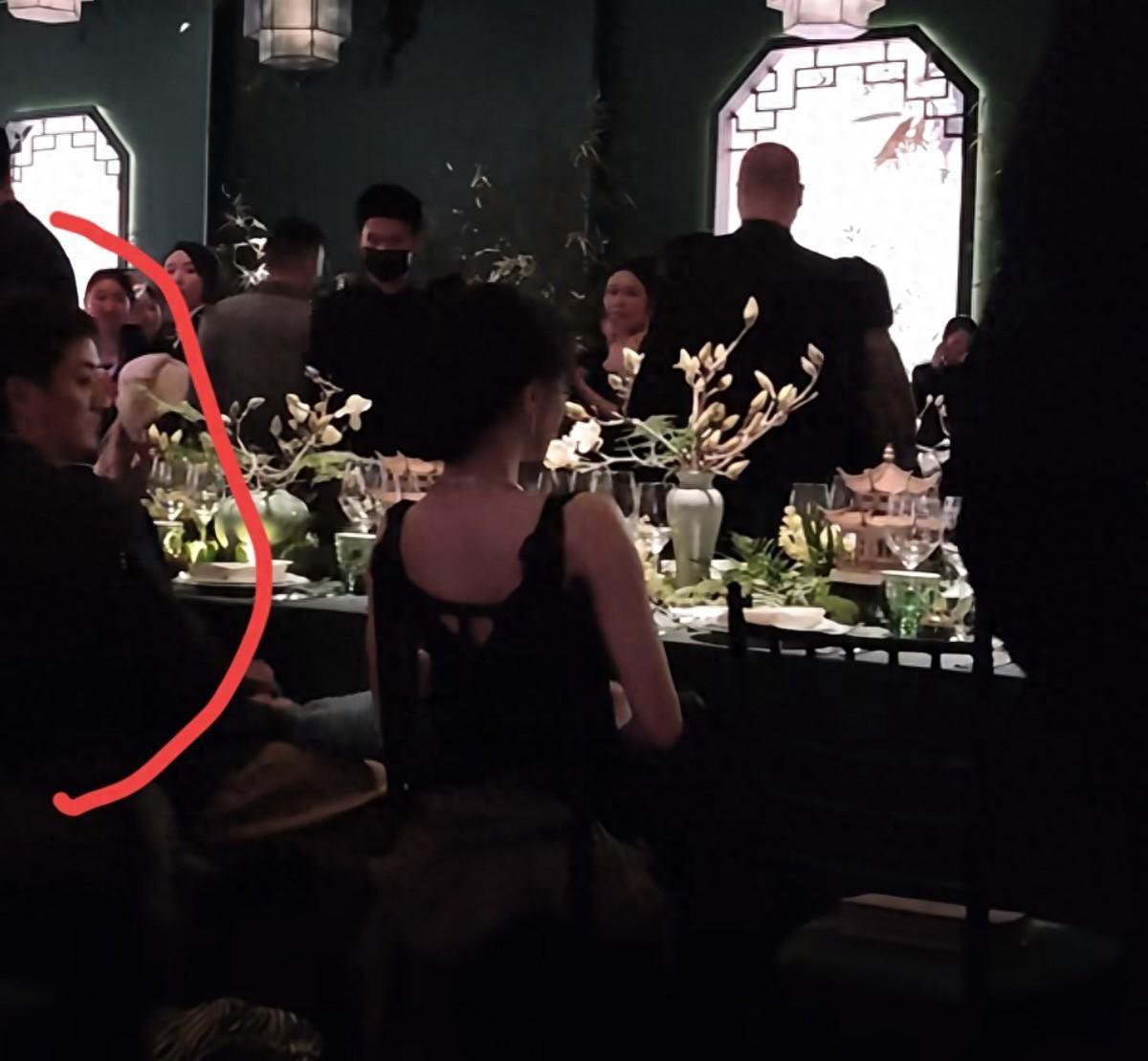 迪丽热巴与新经纪人同框！两人活动坐在一起，郝阿三眼里太有活了