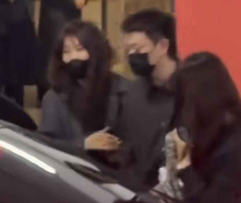 迪丽热巴与新经纪人同框！两人活动坐在一起，郝阿三眼里太有活了