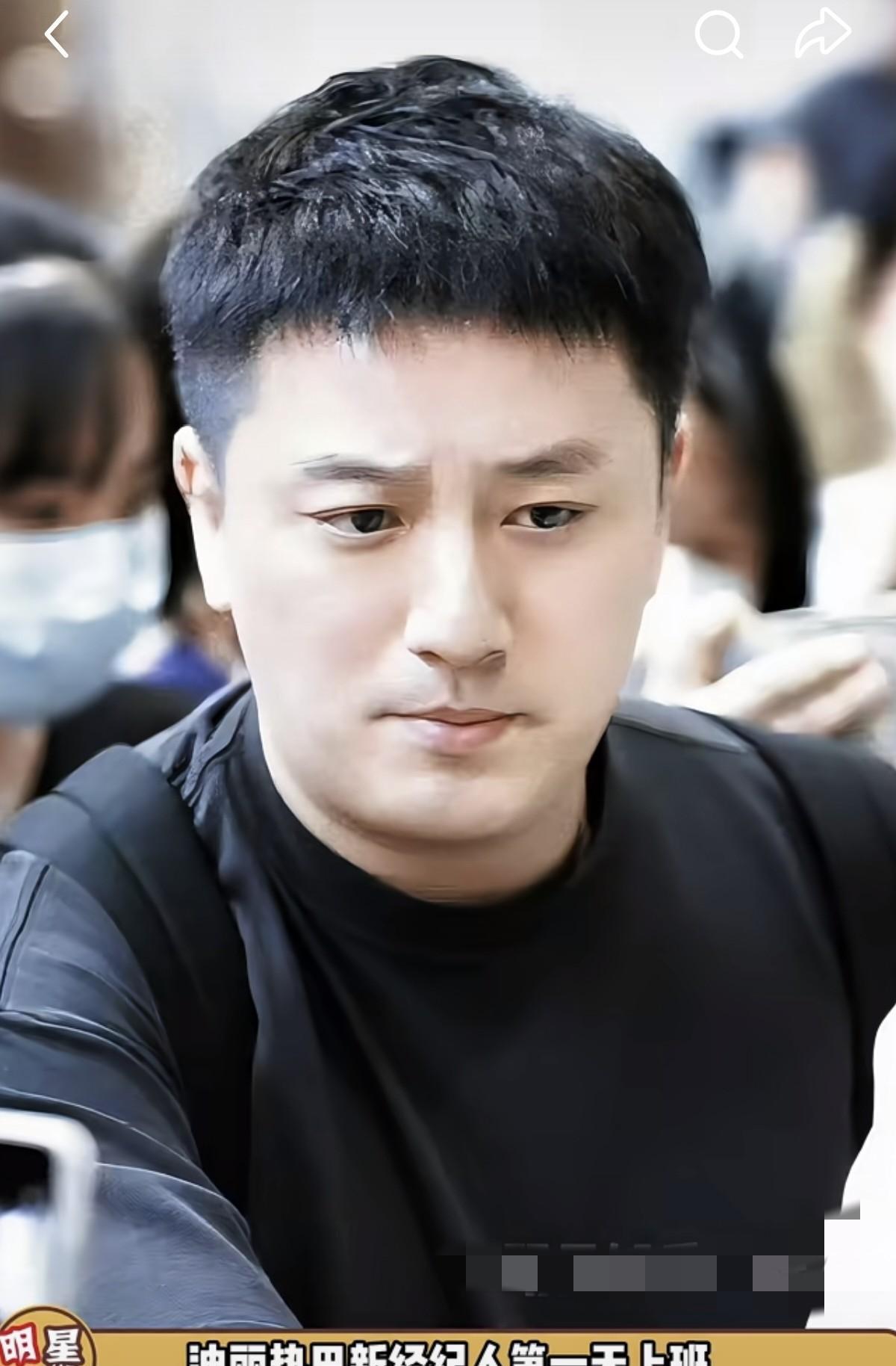 迪丽热巴与新经纪人同框！两人活动坐在一起，郝阿三眼里太有活了