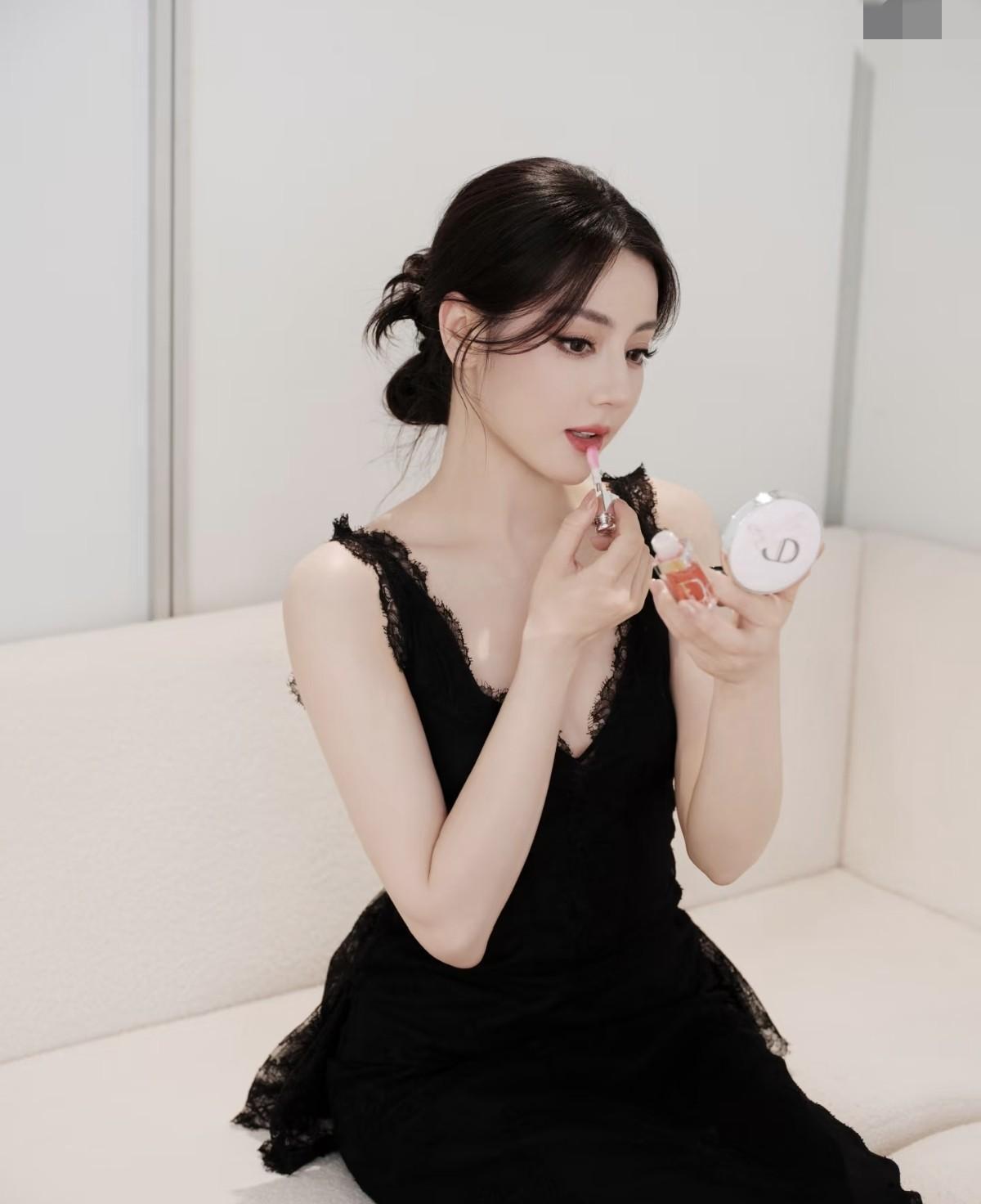 迪丽热巴与新经纪人同框！两人活动坐在一起，郝阿三眼里太有活了