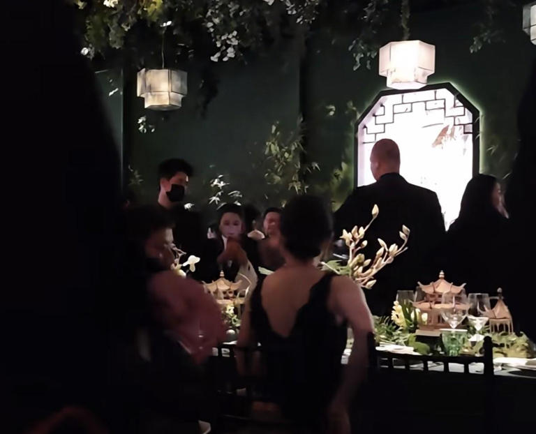 迪丽热巴与新经纪人同框！两人活动坐在一起，郝阿三眼里太有活了