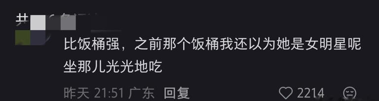 迪丽热巴与新经纪人同框！两人活动坐在一起，郝阿三眼里太有活了