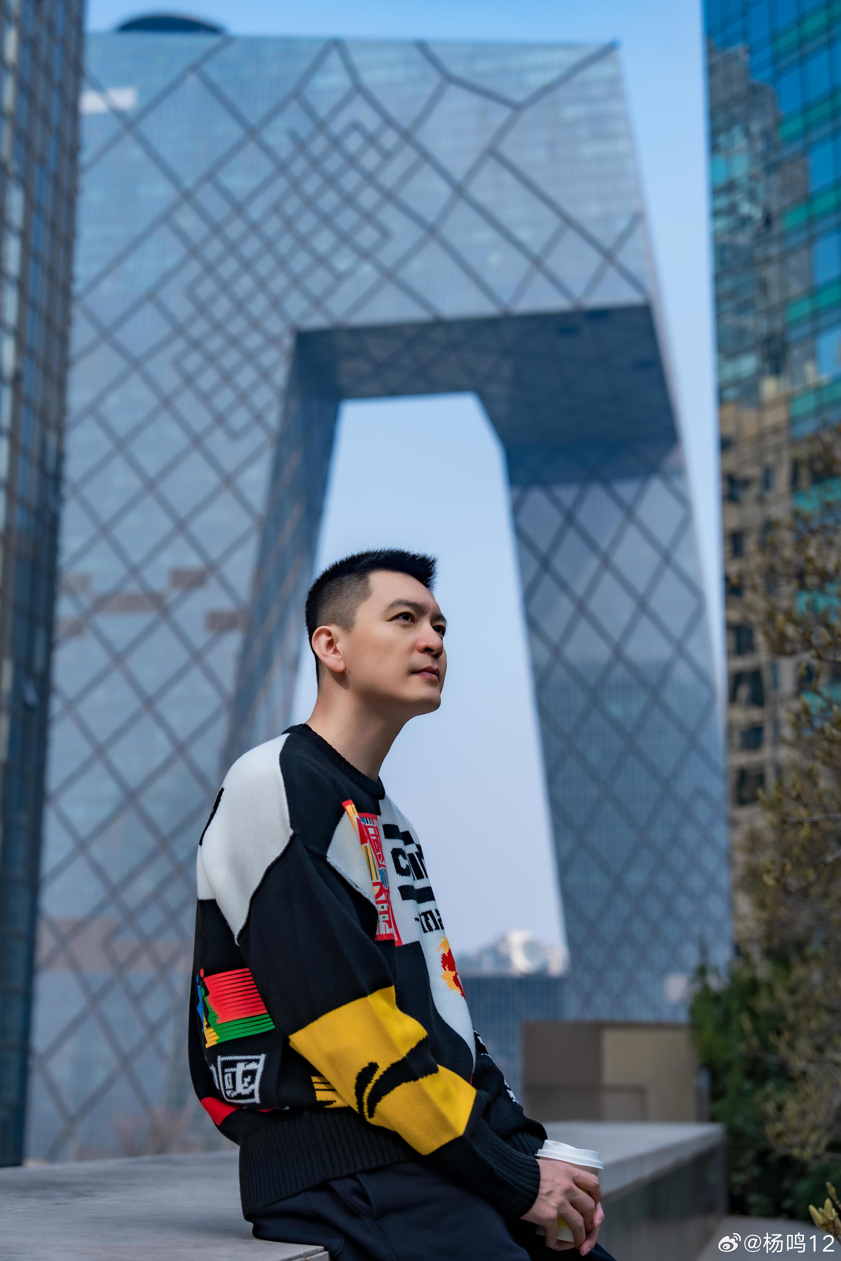 前辽宁主帅杨鸣更新社媒分享个人帅照：北漂