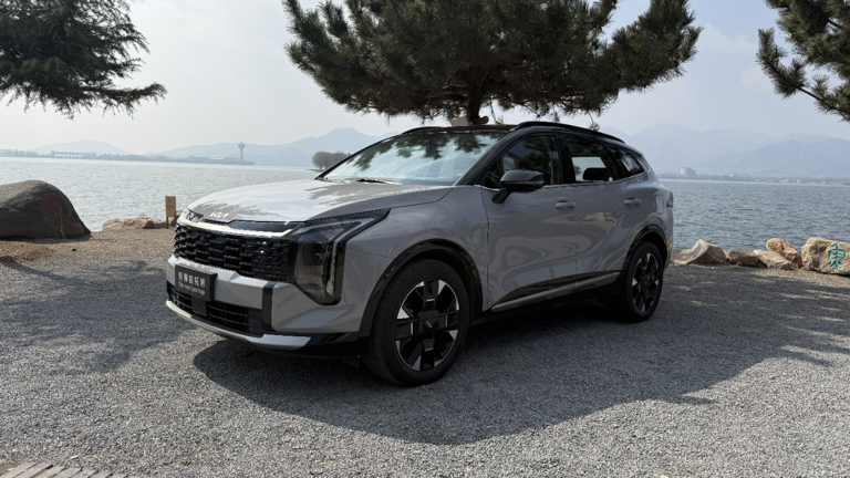 近日，合资家用SUV起亚新狮铂拓界正式上市，并在中国提供X-Line版本车型，“换新一口价”10.99万元起！ 外观方面，新车对前脸进行了优化，前格栅采用全新立体化设计，搭载Star-Map LED灯组，重新设计后改为竖置排列样式，并增添银