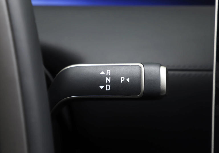 又一国产行政级豪车，900V快充平台、81.8万起，限量199台