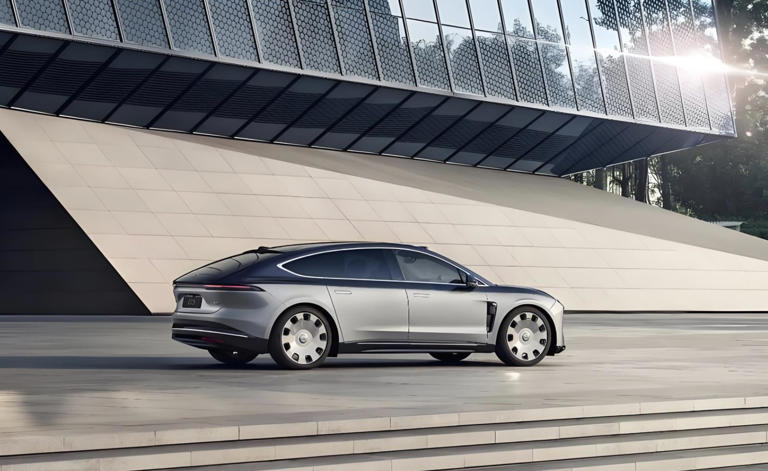 又一国产行政级豪车，900V快充平台、81.8万起，限量199台