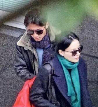 56岁王菲陪谢霆锋看眼科！两人全程甜蜜挽手，天后向医生“告状”似撒糖