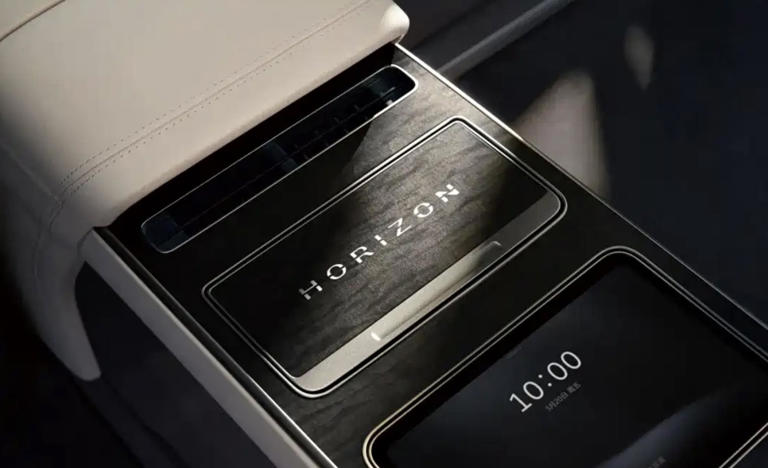 又一国产行政级豪车，900V快充平台、81.8万起，限量199台