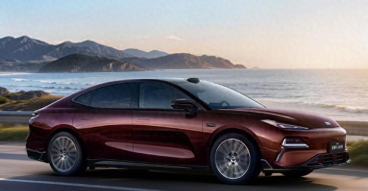 对标A6L的中大型轿车，只要14.28万？吉利银河星耀8开启预售