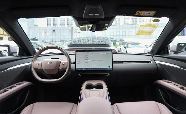 2026款小鹏MONA M03官图发布，新增罗兰紫和牛油果绿车色