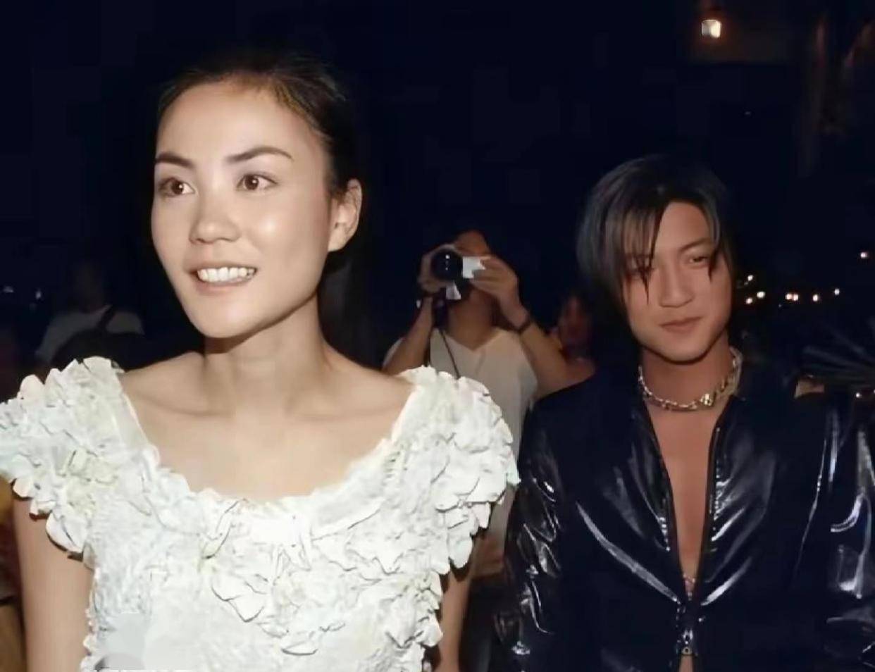 56岁王菲陪谢霆锋看眼科！两人全程甜蜜挽手，天后向医生“告状”似撒糖