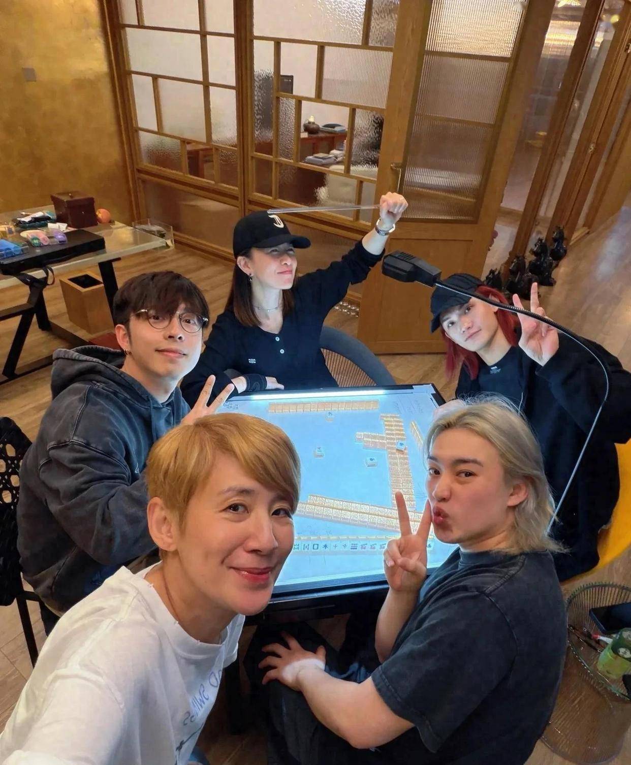 笑喷！51岁佘诗曼约吴君如豪宅打麻将后，直飞新加坡啃起比脸大的螃蟹，左手无名指戒指成谜