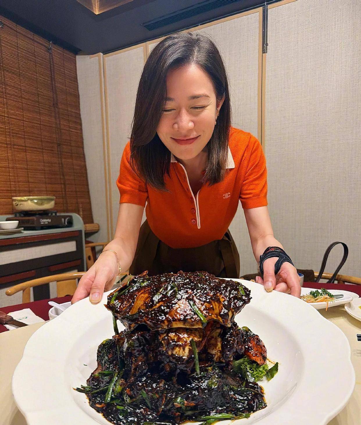 笑喷！51岁佘诗曼约吴君如豪宅打麻将后，直飞新加坡啃起比脸大的螃蟹，左手无名指戒指成谜