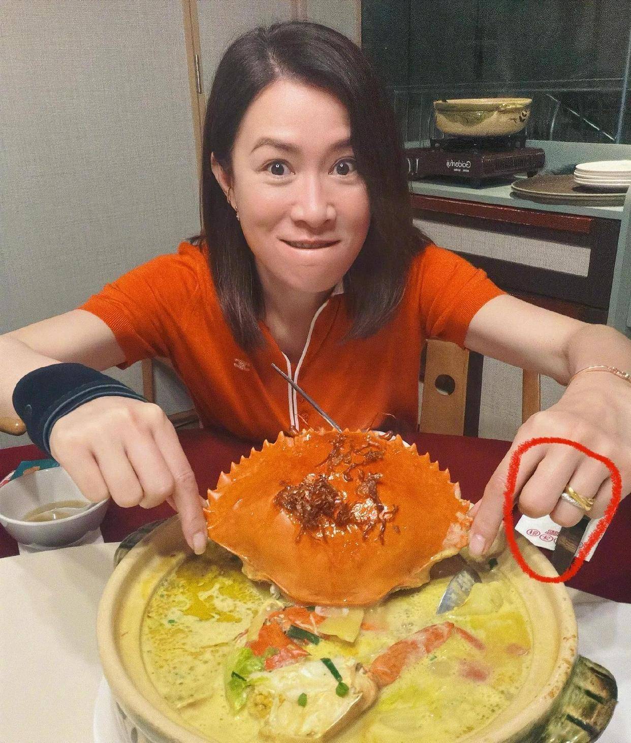 笑喷！51岁佘诗曼约吴君如豪宅打麻将后，直飞新加坡啃起比脸大的螃蟹，左手无名指戒指成谜