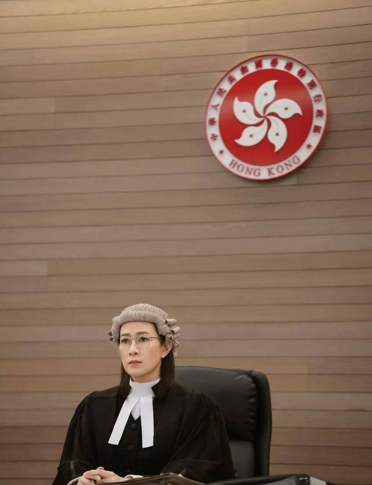 笑喷！51岁佘诗曼约吴君如豪宅打麻将后，直飞新加坡啃起比脸大的螃蟹，左手无名指戒指成谜