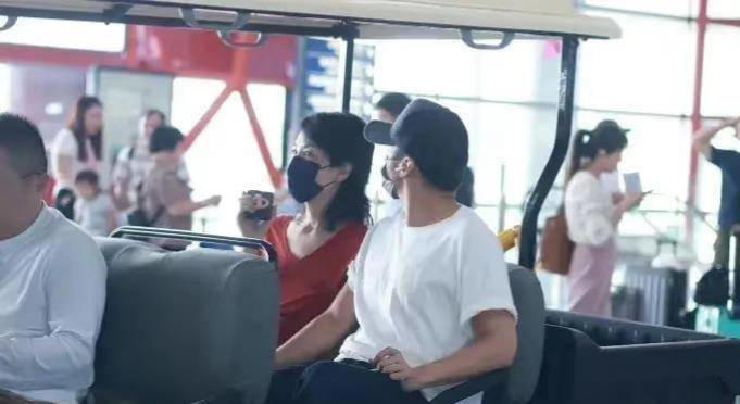 56岁王菲陪谢霆锋看眼科！两人全程甜蜜挽手，天后向医生“告状”似撒糖