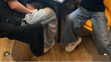 笑喷！51岁佘诗曼约吴君如豪宅打麻将后，直飞新加坡啃起比脸大的螃蟹，左手无名指戒指成谜