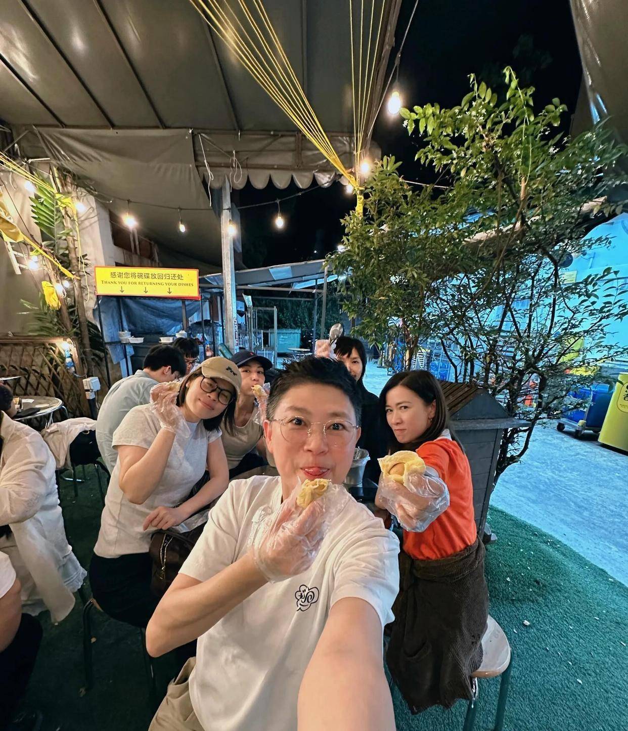 笑喷！51岁佘诗曼约吴君如豪宅打麻将后，直飞新加坡啃起比脸大的螃蟹，左手无名指戒指成谜