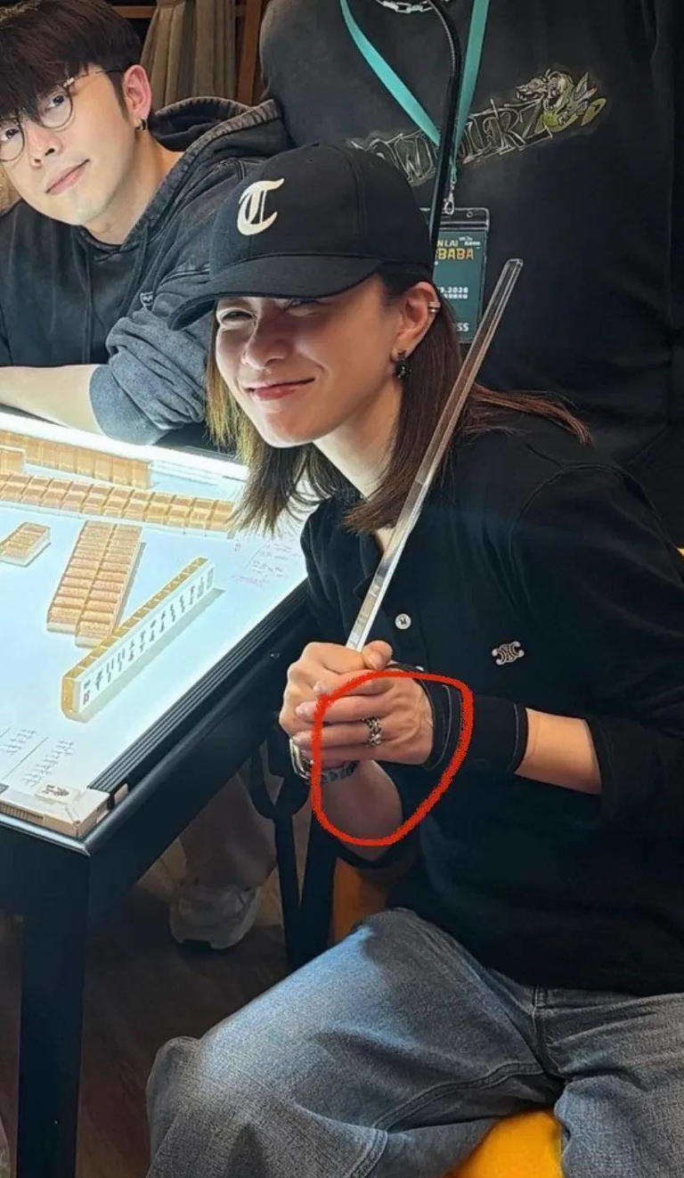 笑喷！51岁佘诗曼约吴君如豪宅打麻将后，直飞新加坡啃起比脸大的螃蟹，左手无名指戒指成谜