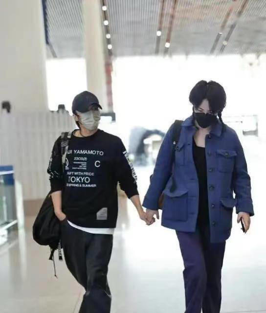 56岁王菲陪谢霆锋看眼科！两人全程甜蜜挽手，天后向医生“告状”似撒糖