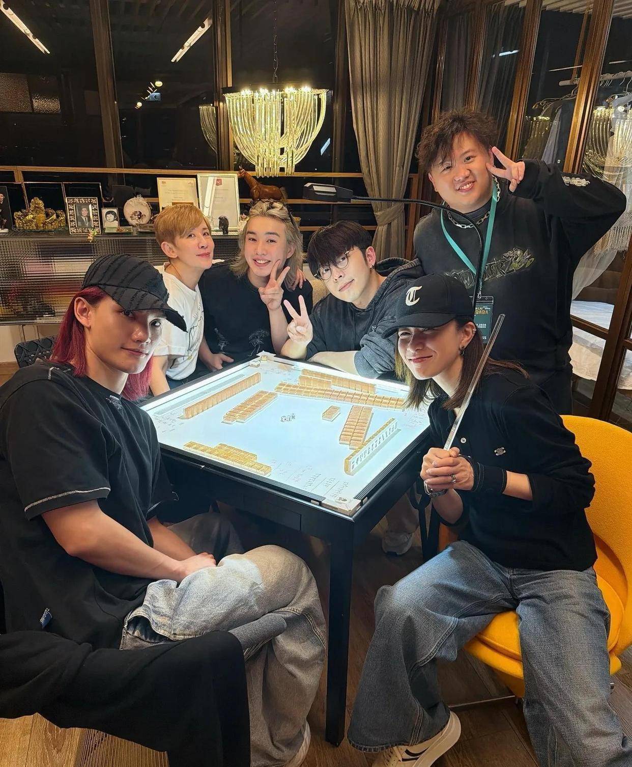 笑喷！51岁佘诗曼约吴君如豪宅打麻将后，直飞新加坡啃起比脸大的螃蟹，左手无名指戒指成谜