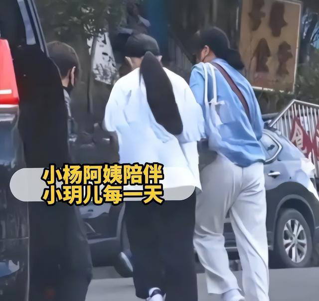 小杨阿姨顺利复工!带玥霖逛街，晒汪宝婴儿车，小心思藏不住