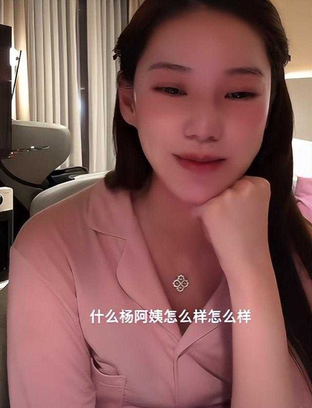 小杨阿姨顺利复工!带玥霖逛街，晒汪宝婴儿车，小心思藏不住