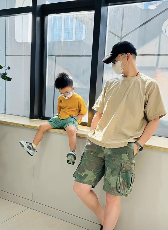 朱丹老公周一围请老外朋友吃饭，瞪眼拍照似大男孩称搞钱要紧