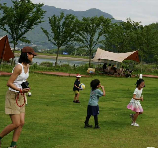 朱丹老公周一围请老外朋友吃饭，瞪眼拍照似大男孩称搞钱要紧