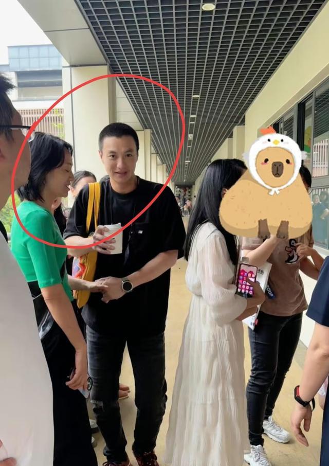 朱丹老公周一围请老外朋友吃饭，瞪眼拍照似大男孩称搞钱要紧