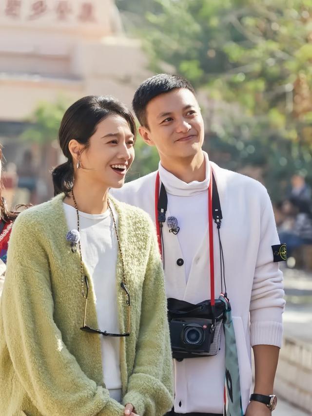 朱丹老公周一围请老外朋友吃饭，瞪眼拍照似大男孩称搞钱要紧