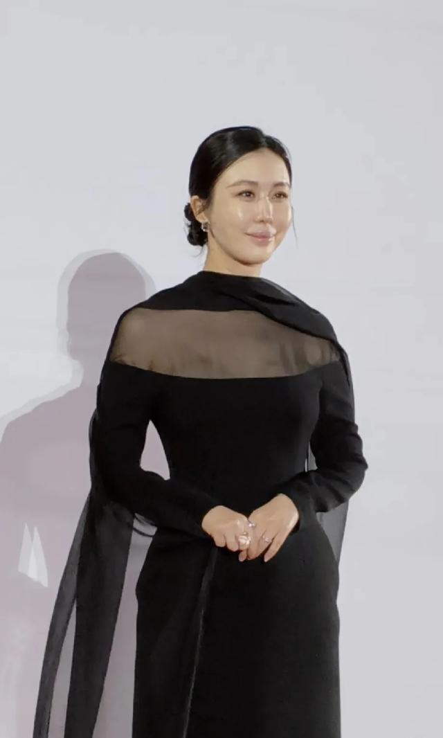 田朴珺独自现身参加活动，一身高定气场十足，被吐槽医美痕迹重