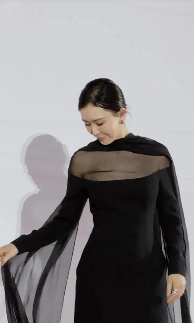 田朴珺独自现身参加活动，一身高定气场十足，被吐槽医美痕迹重