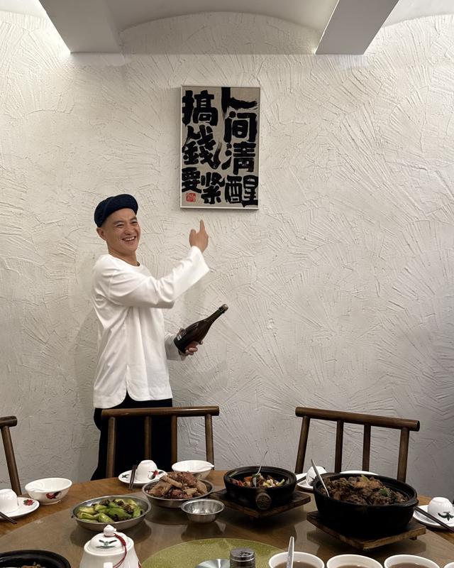 朱丹老公周一围请老外朋友吃饭，瞪眼拍照似大男孩称搞钱要紧