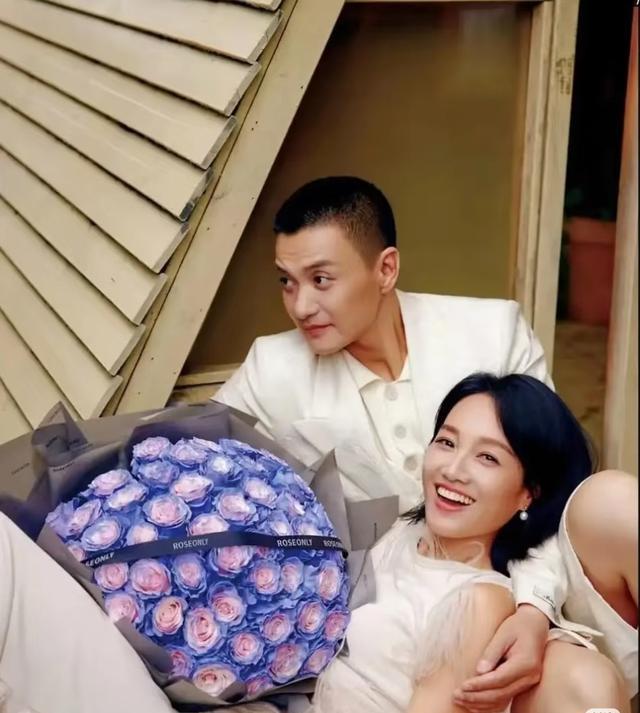 朱丹老公周一围请老外朋友吃饭，瞪眼拍照似大男孩称搞钱要紧